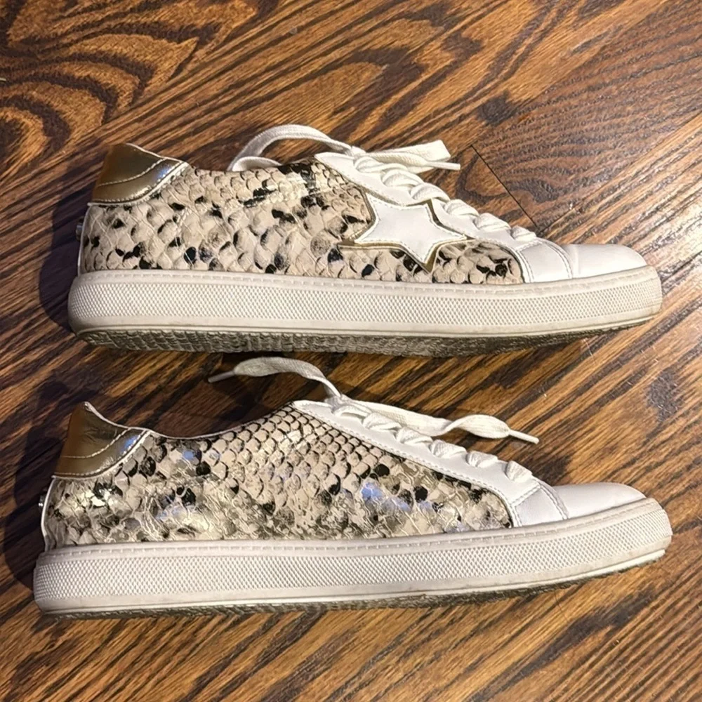 Steve Madden Women’s 8 Leather Sneakers Faux Snake Skin Star Design
